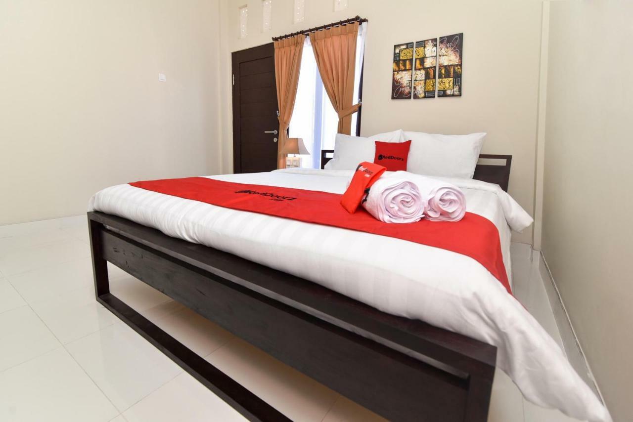 RedDoorz Plus near Jalan Imam Bonjol Denpasar Seminyak  Bagian luar foto