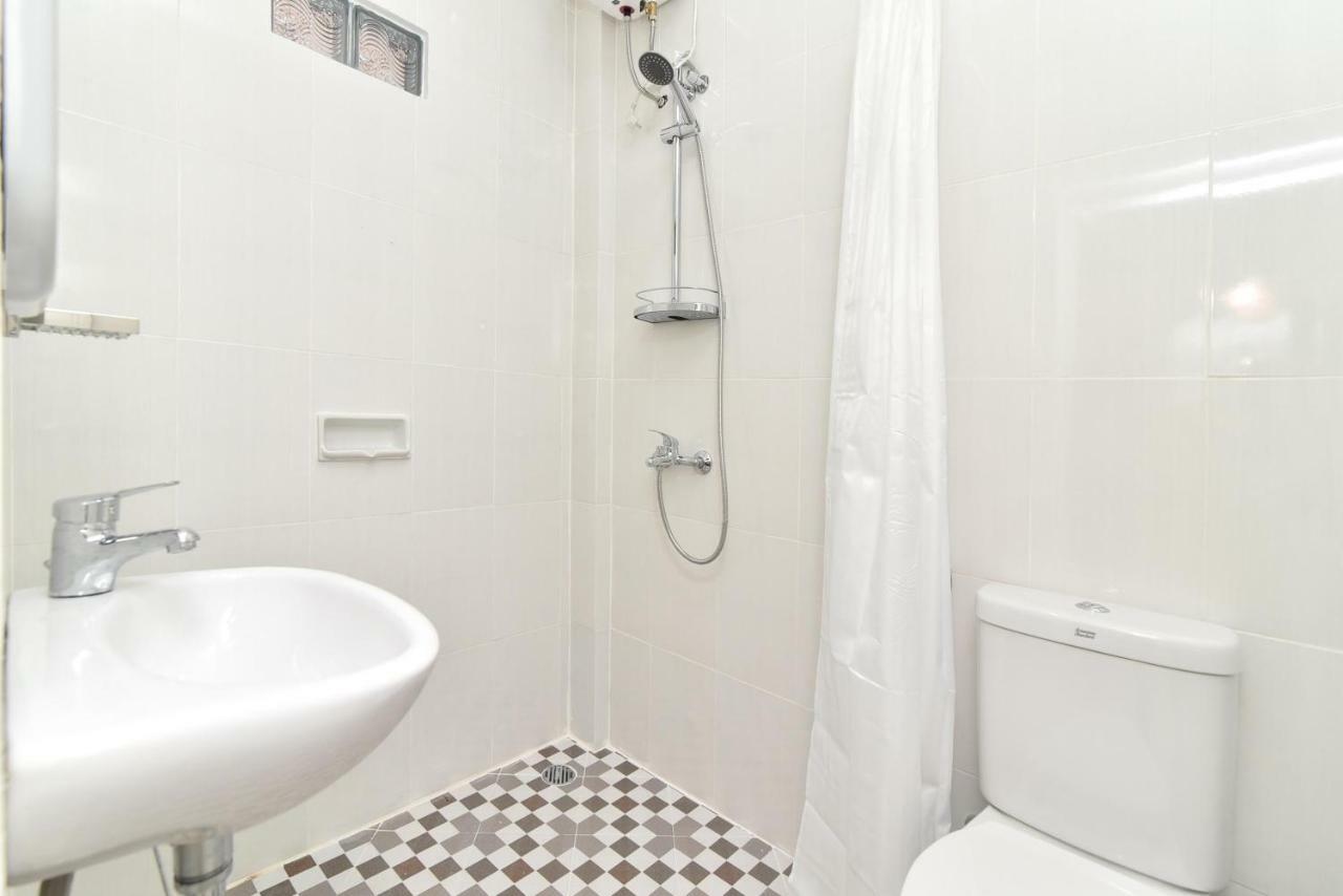 RedDoorz Plus near Jalan Imam Bonjol Denpasar Seminyak  Bagian luar foto